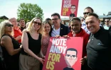 Le maire du Grand Manchester Andy Burnham (au centre) avec des partisans lors du lancement de sa campagne pour l’élection partielle à Ashton-in-Makerfield, le 22 mai 2026