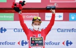 Le coureur slovène de la Jumbo Primoz Roglic endosse le maillot rouge de leader de la Vuelta à Cullera, le 19 août 2021