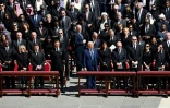 Le président français Emmanuel Macron, son épouse Brigitte Macron, le président américain Donald Trump, la première dame Melania Trump parmi les chefs d'Etat et personnalités qui assitent aux funérailles du pape François place Saint-Pierre au Vatican, le 26 avril 2025
