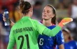 La gardienne française Pauline Peyraud-Magnin et la milieu Sandie Toletti après la victoire contre l'Italie à l'Euro, le 10 juillet 2022 à Rotherham 