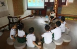 L'éducatrice Candy Xiong présente le robot Keeko dans une maternelle chinoise, le 30 juillet 2018