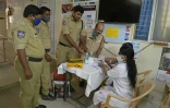 Des policiers s'apprêtent à se faire vacciner contre le Covid-19, à Hyderabad, en Inde, le 6 février 2021