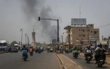 Une colonne de fumée noire s'élève au-dessus des bâtiments à Bamako, au Mali, le 26 avril 2026