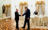Le secrétaire d'Etat américain John Kerry (D) et le président russe Vladimir Poutine, le 24 mars 2016 à Moscou