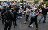 Les forces israéliennes dispersent une manifestation palestinienne condamnant la mort de la journaliste  vedette Shireen Abu Akleh, à Jérusalem, le 11 mai 2022