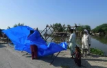Des habitants touchés par les inondations dressent une tente à Shikarpur, dans la province du Sind, le 31 août 2022 au Pakistan