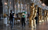 Remise en place de la Galerie des glaces au Château de Versailles, le 5 juin 2020 pour la réouverture prévue samedi