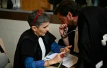Béatrice Zavarro (g), avocate de l'accusé Dominique Pelicot, parle avec un avocat au palais de justice lors du procès de son client, à Avignon, le 2 septembre 2024