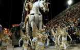 Des danseurs de l'école de danse Estacio de Sa samba lors du défilé du carnaval, à Rio au Brésil, le 7 février 2016