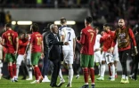 Le sélectionneur portugais Fernando Santos et l'attaquant Cristiano Ronaldo, après la défaite à domicile, 2-1 face à la Serbie, lors des éliminatoires de la Coupe du monde 2022 au Qatar, le 14 novembre 2021 à Lisbonne