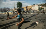 Un manifestant lance une pierre vers les forces de sécurité lors d'un rassemblement contre le gouvernement à Antananarivo, le 4 octobre 2025 à Madagascar