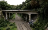 La Petite Ceinture, cette voie ferrée désaffectée qui entoure Paris, traverse le parc des Buttes-Chaumont.