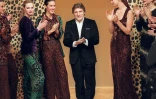 Le couturier français d'origine italienne Emanuel Ungaro au milieu de ses modèles après la présentation de sa collection hiver automne de prêt-à-porter le 16 mars 1997 à Paris