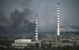 Des nuages de fumée au-dessus de  Severodonetsk, lors de combats entre forces russes et ukrainiennes, le 9 juin 2022 dans l'est de l'Ukraine