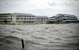 Des vagues s'écrasent sur le rivage avant l'arrivée de l'ouragan Hélène à Cedar Key, en Floride, le 26 septembre 2024