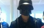 Cette photo, fournie à l'AFP par un élève, montre l'homme masqué et armé d'un sabre, juste avant son attaque dans une école suédoise à Trollhättan, le 22 octobre 2015
