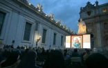 Des fidèles rassemblés place Saint-Pierre, au Vatican, pendant la prière du rosaire pour le pape François hospitalisé pour une pneumonie, le 10 mars 2025