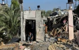Un homme est assis au milieu des décombres de sa maison dans un camp de réfugiés à Gaza, le 14 mai 2023, dans les territoires palestiniens