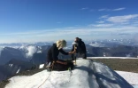 Une professeur de l'université de Stockholm, Ninis Rosqvist, mesure le glacier du pic sud du Kebnekaise, dans l'Arctique, en Suède le 1er août 2018