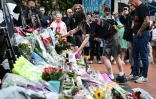 Des fans se reccueillent devant un mémorial improvisé sur le pont Black Sabbath, en hommage à l'auteur-compositeur-interprète britannique Ozzy Osbourne, au lendemain de son décès, le 23 juillet 2025 à Birmingham, dans le centre de l'Angleterre