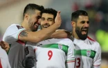La joie de l'attaquant iranien Mehdi Taremi (c), félicité par ses coéquipiers, après avoir ouvert le score contre l'Irak, lors des qualifications pour le Mondial 2022 au Qatar, le 27 janvier 2022 à Téhéran