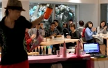 Un barman prépare un cocktail au bar éphémère Gomi Pit, le 18 janvier 2019 à Tokyo