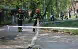 Des pompiers ukrainiens en intervention près d'un site visé par des missiles russes à Odessa, le 7 mai 2022