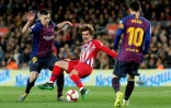 Antoine Griezmann cerné par le défenseur Clément Lenglet et Lionel Messi, lors du déplacement de l'Atletico de Madrid à Barcelone, le6 avril 2019