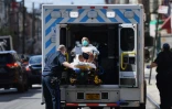 Des ambulanciers transportent un patient aux urgences de l'hôpital Wyckoff Heights de Brookln, le 2 avril 2020 à New York