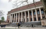 Le président américain Donald Trump a lancé une violente offensive contre Harvard, qui refuse de lui donner un droit de regard sur les admissions d'étudiants et les recrutements de professeurs