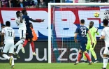 Le milieu de terrain de Bordeaux Younousse Sankhare (g) buteur lors de la victoire à Caen 1-0 en dernière journée de L1 le 24 mai 2019