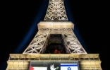 Images de drapeaux palestinien et israélien projetés sur la tour Eiffel avec une colombe au milieu qui tient un rameau d'olivier, le 21 septembre 2025