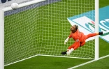 Le gardien du Paris-SG, Keylor Navas, plonte pour attraper la balle lors de la finale de la Coupe de France contre Monaco, au Stade de France, le 19 mai 2021