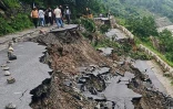 Une route endommagée dans un village près d'Uttarkashi le 6 août 2025, un jour après qu'une averse a provoqué une coulée de boue massive et des crues soudaines dans l'État indien d'Uttarakhand