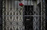 Des fleurs sur la grille de la demeure de Serge Gainsbourg, le 2 mars 2021 à Paris où on célèbre les 30 ans de sa mort