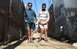 Basharat Ali et Naveed montrent leurs jambes déformées, à Kot Assadullah au Pakistan, le 25 février 2018
