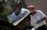 Un Basque participe au lever de charette lors du Festival de la Force Basque à Saint-Palais, dans le sud ouest de la France le 20 août 2017