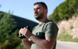 L'ornithologue Xhemal Xherri observe des oiseaux dans les montagnes près de Tepelene, le 29 avril 2026 en Albanie