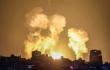 Feu et fumée après une frappe israélienne sur la ville de Gaza, le 5 août 2022