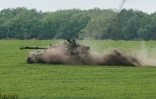 Un canon autotracté ukrainien roule dans un champ près de Sydorovié, dans l'est de l'Ukraine, le 17 mai 2022