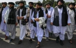 Le porte-parole des talibans Zabihullah Mujahid (c) arrive à l'aéroport de Kaboul pour une conférence de presse, le 31 août 2021 en Afghanistan