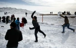 Des jeunes Arabes font une bataille de boules de neige dans la station de ski du mont Hermon, sur le Golan occupé par Israël, le 21 janvier 2016