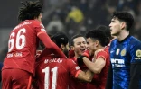 La joie de l'attaquant égyptien de Liverpool Mohamed Salah, félicité par ses coéquipiers, après avoir marqué le 2e but contre l'Inter Milan, lors du 8e de finale aller de la Ligue des Champions, le 16 février 2022 au Stade San Siro