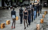Des jeunes mannequins de l'agence Jubalicious apprennent à défiler lors d'une formation dans un hôtel à Juba, le 19 février 2026 au Soudan du Sud 
