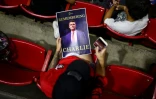 Un portrait de l'influenceur conservateur Charlie Kirk sur un dépliant lors d'une veillée à sa mémoire sur le campus de l'Arizona State University à Tempe, en Arizona, le 15 septembre 2025