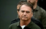 L'ancien président brésilien Jair Bolsonaro, assigné à résidence, quitte l'hôpital DF Star de Brasilia, après avoir subi une série d'examens médicaux, le 14 septembre 2025