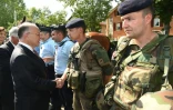 Le ministre de l'Intérieur Bernard Cazeneuve salue, le 29 juillet 2016, les hommes de l'opération "Sentinelle" qui veillent sur Marciac et son Jazz