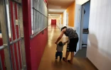 Une mère avec son bébé à la prison des Baumettes, le 17 avril 2018 à Marseille