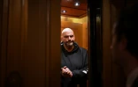 Le sénateur démocrate John Fetterman dans un ascenceur du Capitole, le 24 février 2025 à Washington