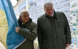 Le chef de la diplomatie européenne Josep Borrell (gauche) et son homologue ukrainien Andriï Sybiga marchent près d'un mur rassemblant les noms de soldats ukrainiens décédés, le 9 novembre 2024 à Kiev